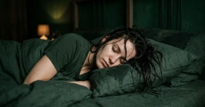 What happens when you sleep with wet hair